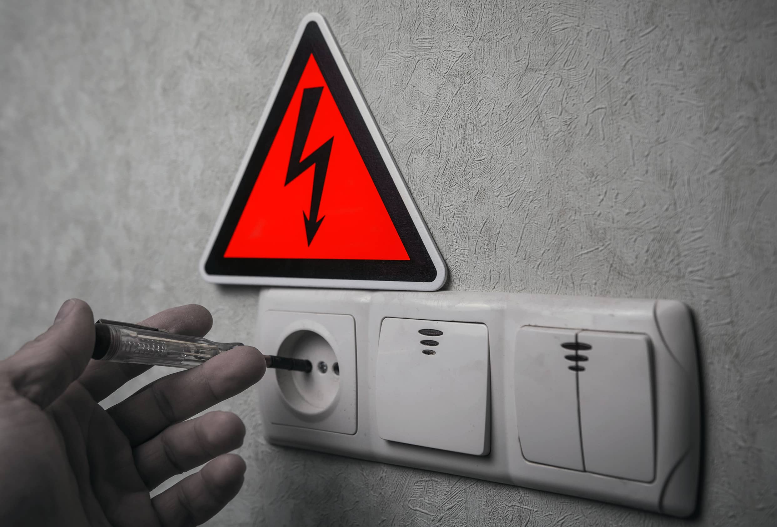 Elektryk dokonuje pomiarów elektrycznych aby nie było porażenia prądem