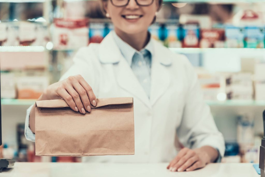 Farmaceutka podaje prezent z apteki