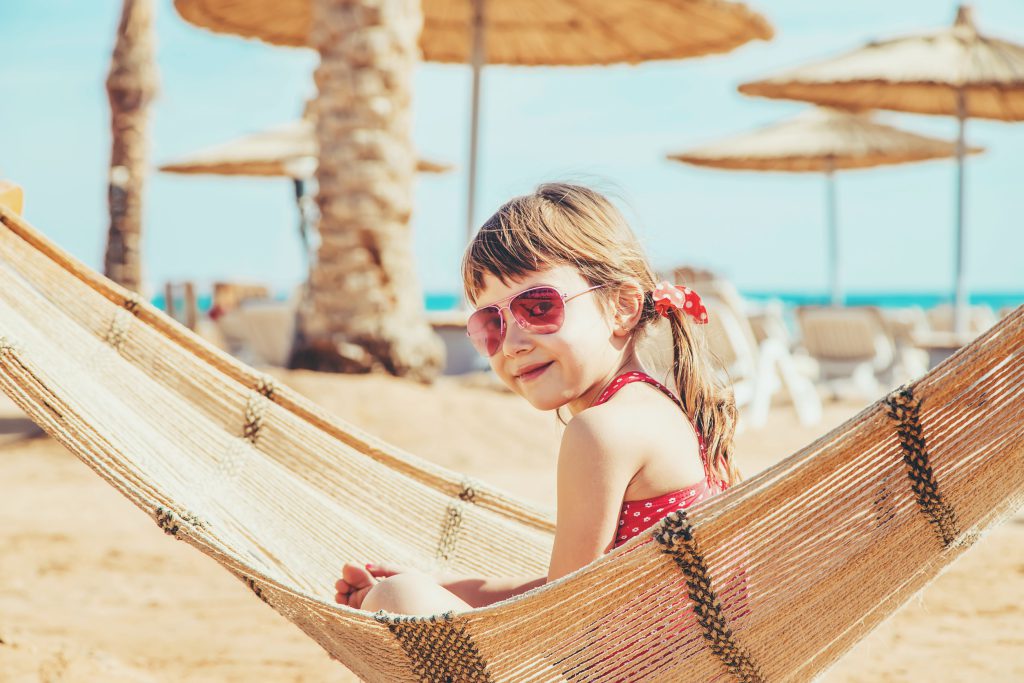 dziewczynka na hamaku na pięknej plaży