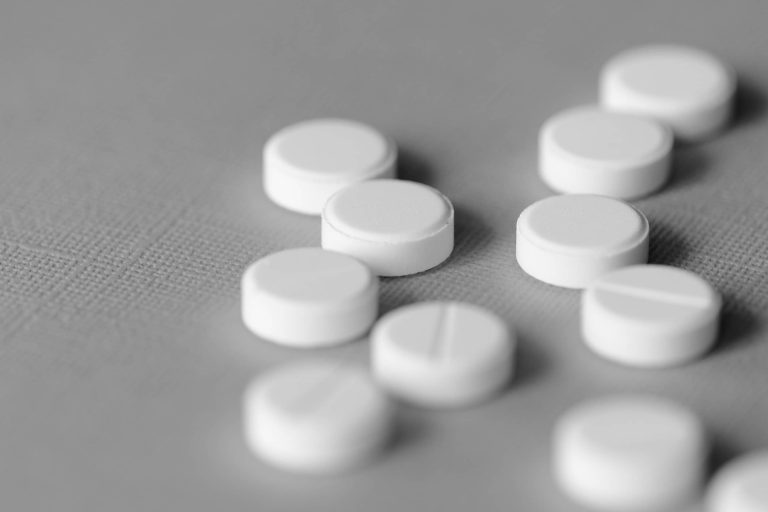 Metamizol - dlaczego jest zakazany w wielu krajach, a w Polsce dostępny?