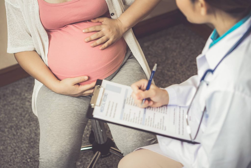 kobieta z cukrzycą ciążową w trakcie konsultacji lekarskiej
