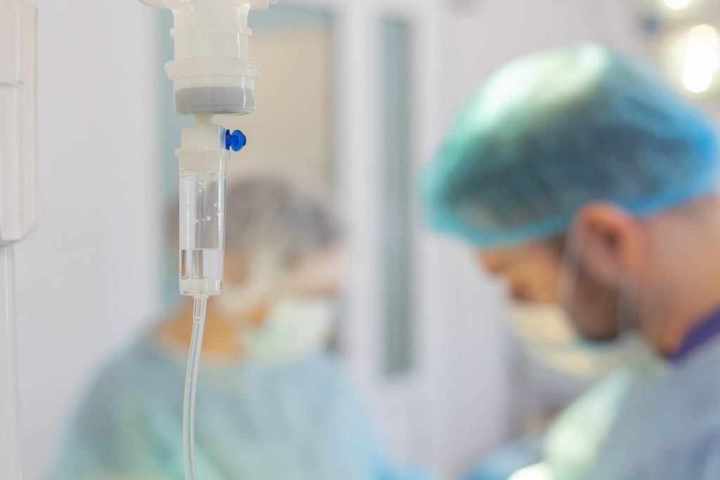 lekarze wykonują wlew choremu na białaczkę szpikową