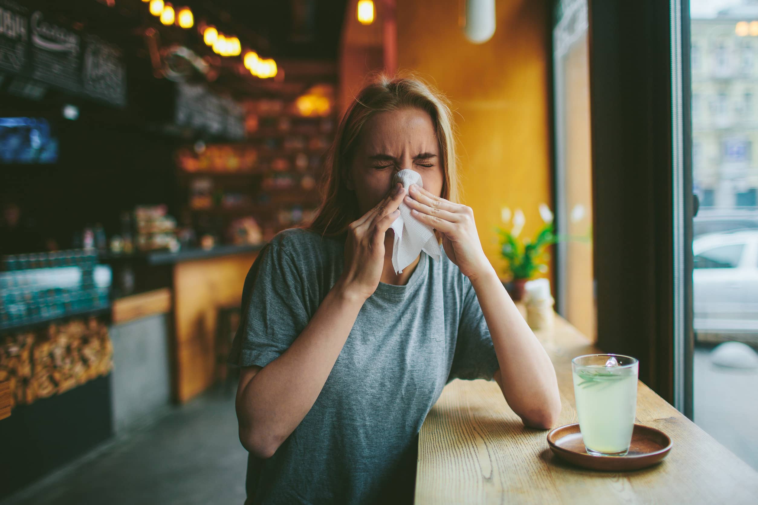 kobieta w restauracji zmaga się z alergią