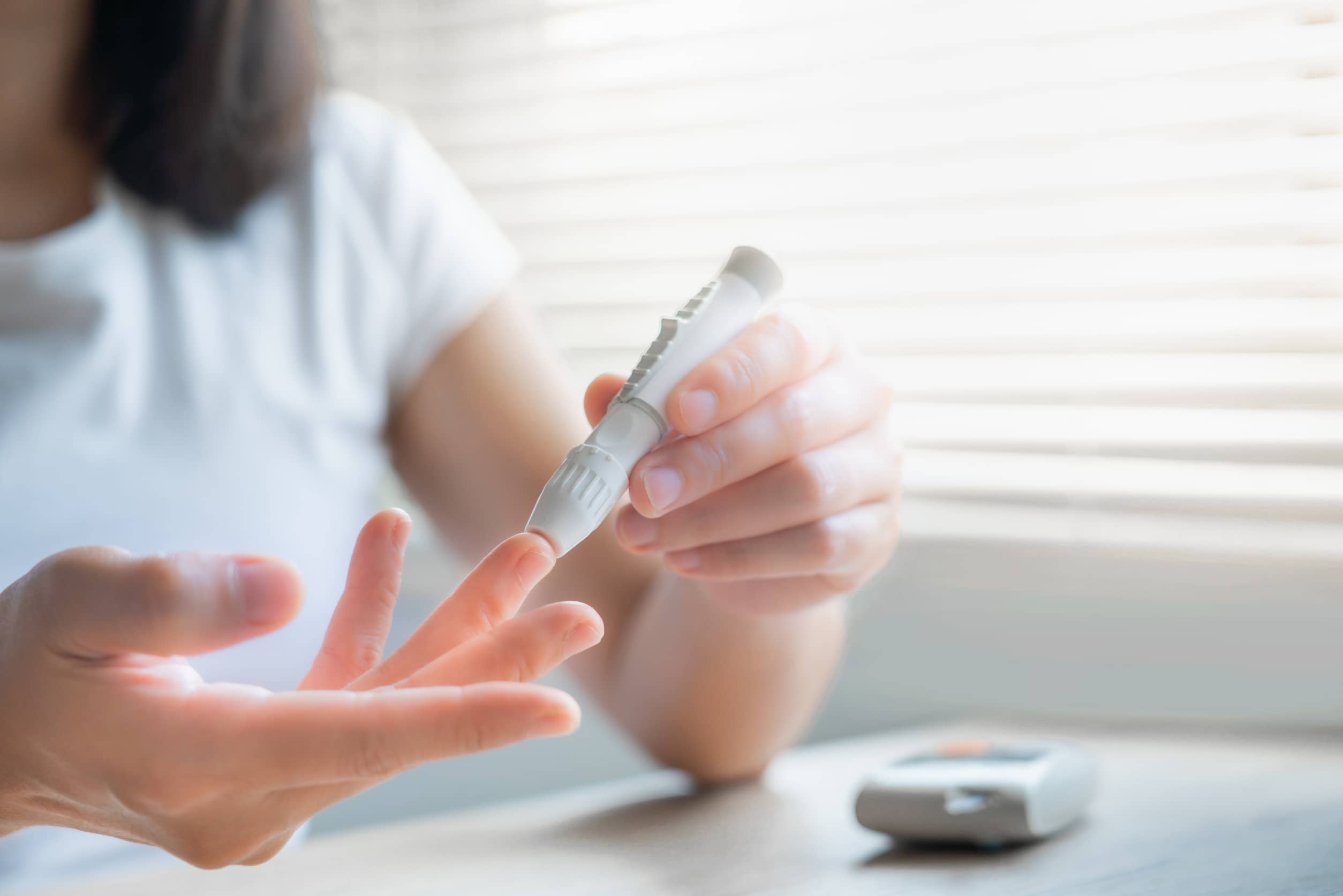 kobieta sprawdza poziom cukru we krwi