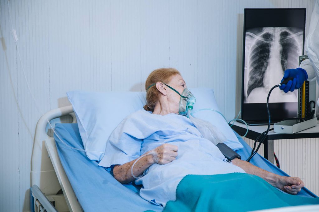 starsza kobieta leży w szpitalu z niewydolnością oddechową