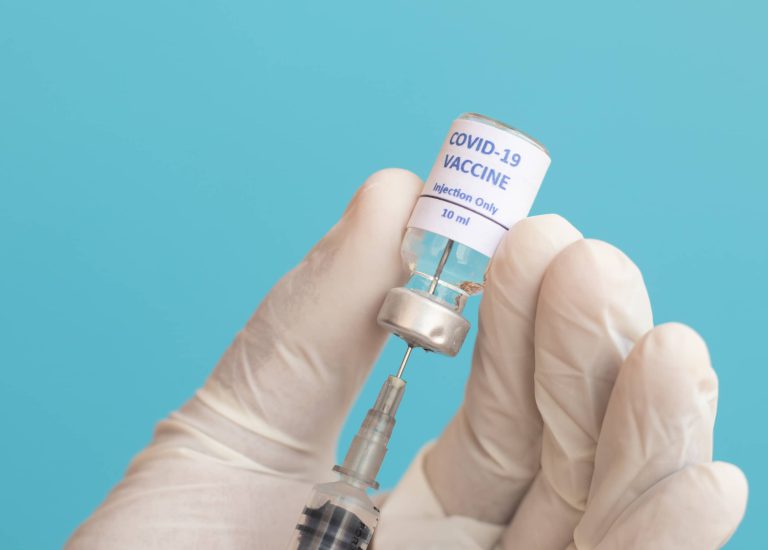 Lekarz używający szczepiionki przeciw COVID-19