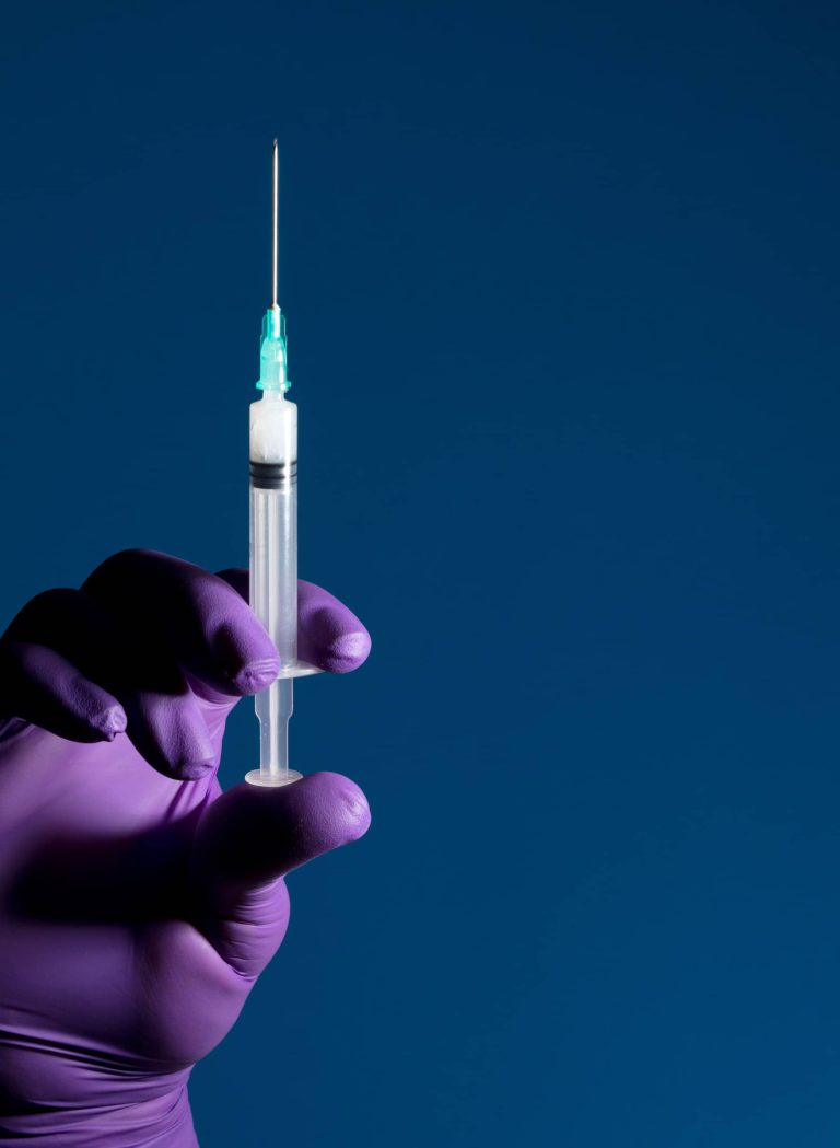 Strzykawka ze szczepionką AstraZeneca