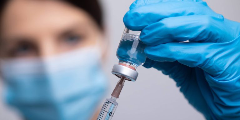pielęgniarka przygotowuje szczepionkę przeciw pneumokokom