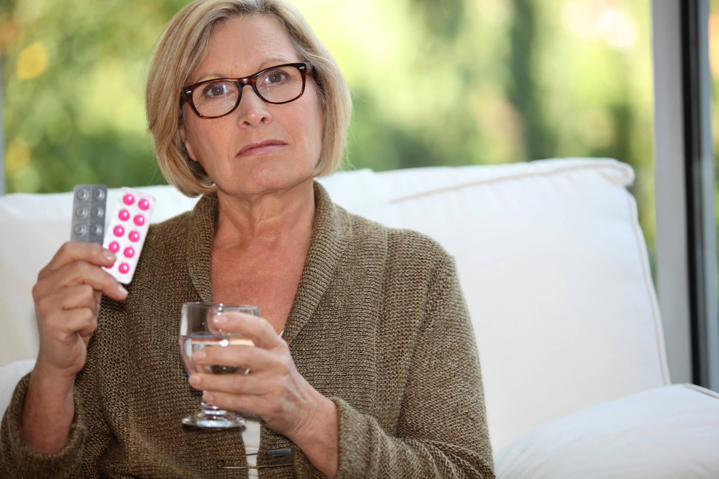 kobieta stosująca leki na menopauzę