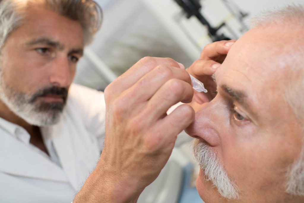 lekarz okulista wykonuje diagnozę