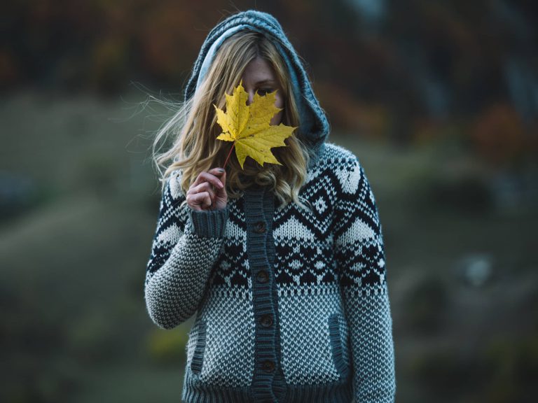 dziewczyna w melancholijnym nastroju spacerująca jesienią