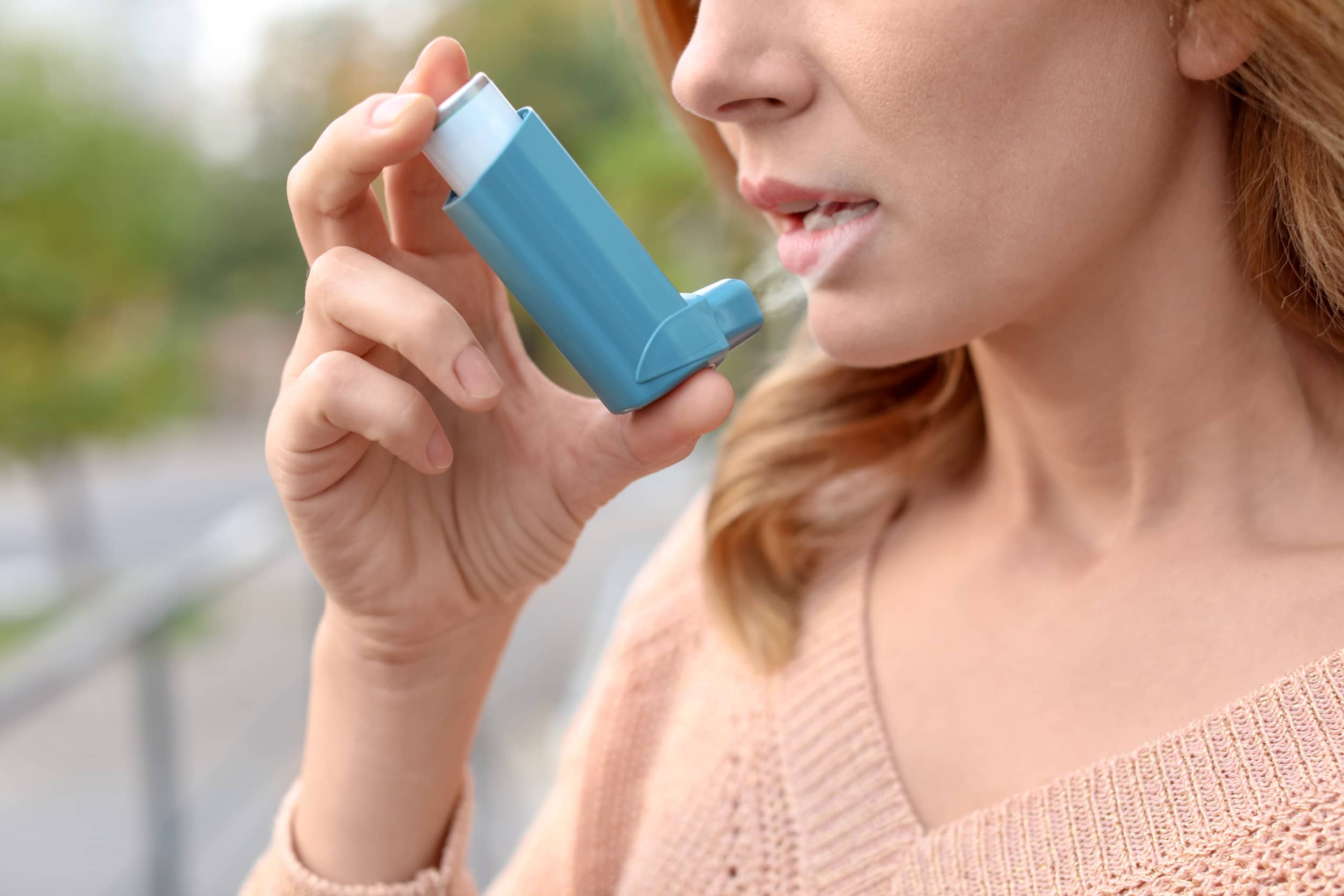 kobieta z astmą używa inhalatora
