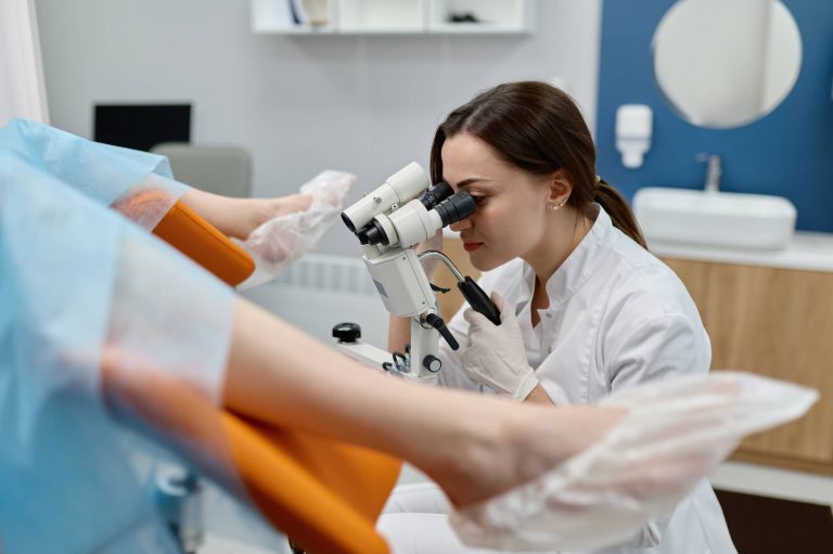 kobieta cierpiąca na bakteryjne zapalenie pochwy u ginekologa