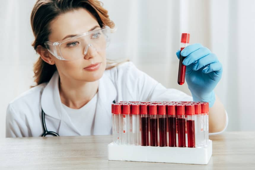 pracownik diagnostyczny bada skład krwi