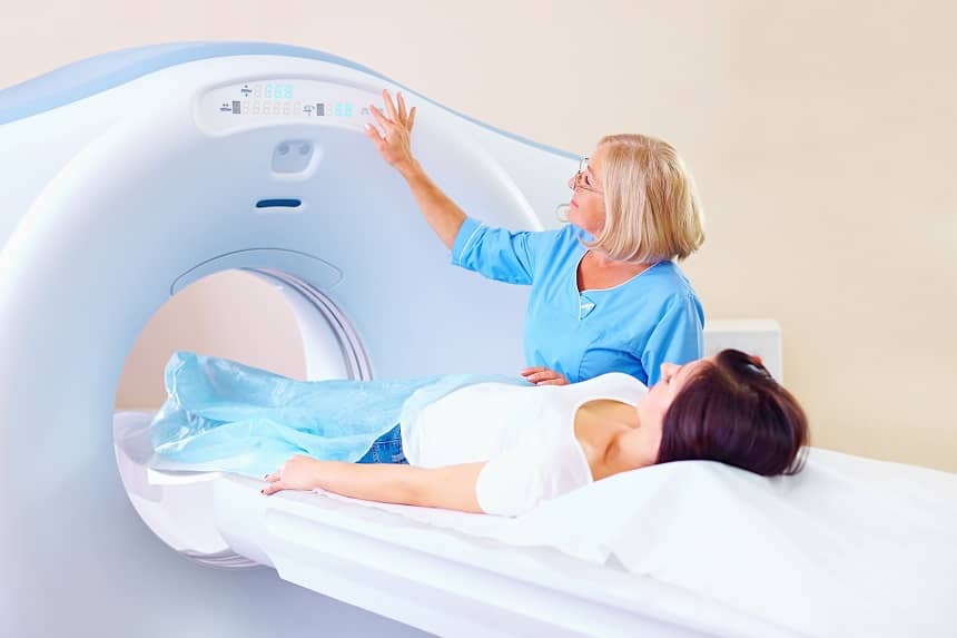 kobieta w trakcie tomografii komputerowej układu moczowego