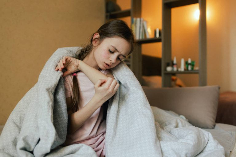 dziewczynka cierpi na alergiczny wyprysk kontaktowy