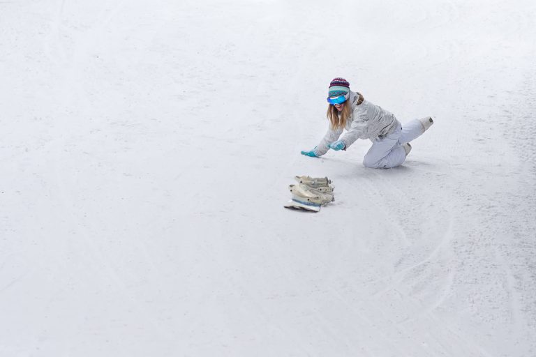 młoda snowboardzistka łapie kontuzje na stoku