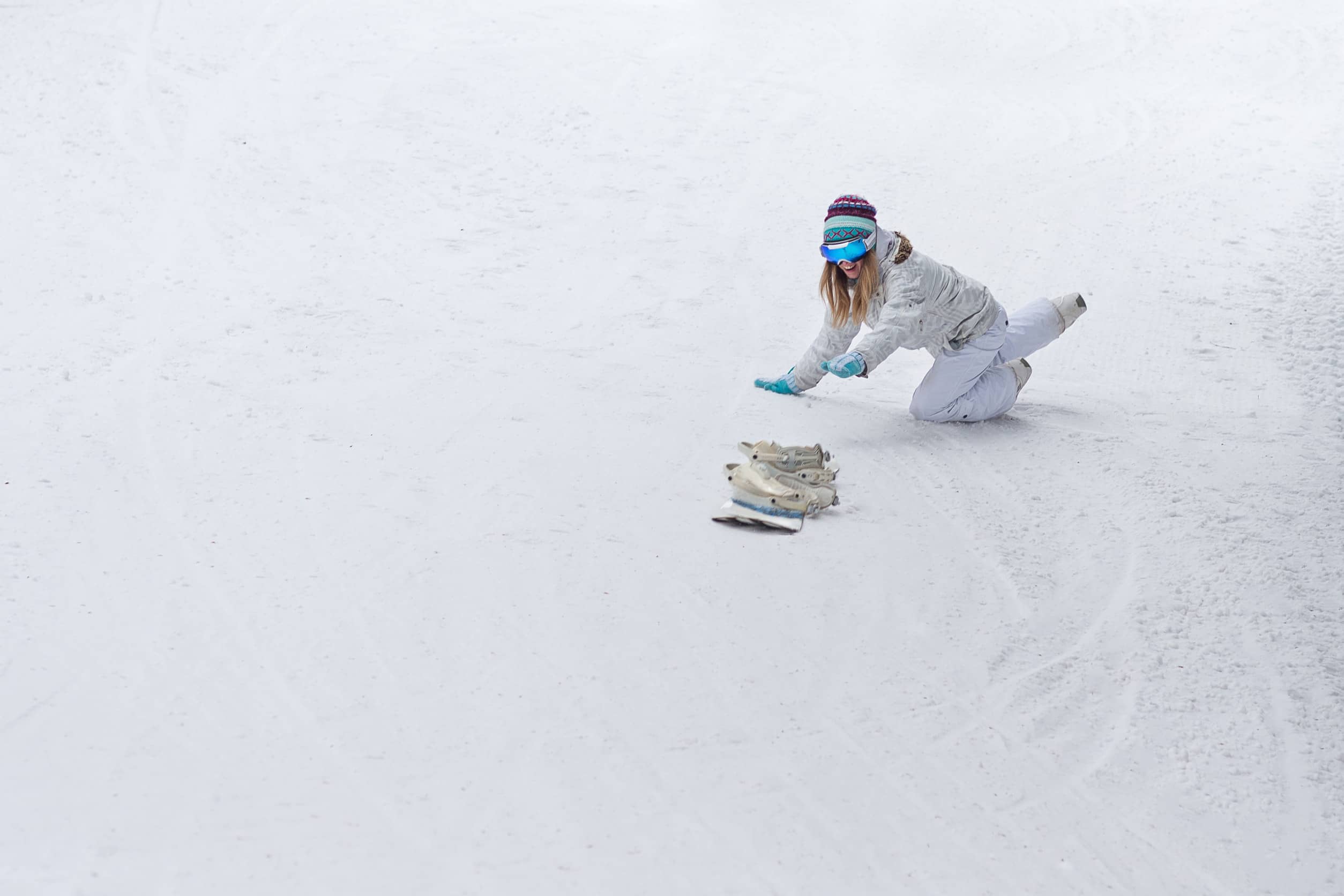 młoda snowboardzistka łapie kontuzje na stoku