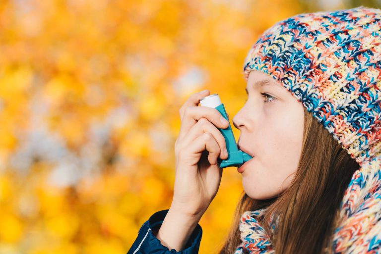 dziewczynka z astmą używa inhalatora