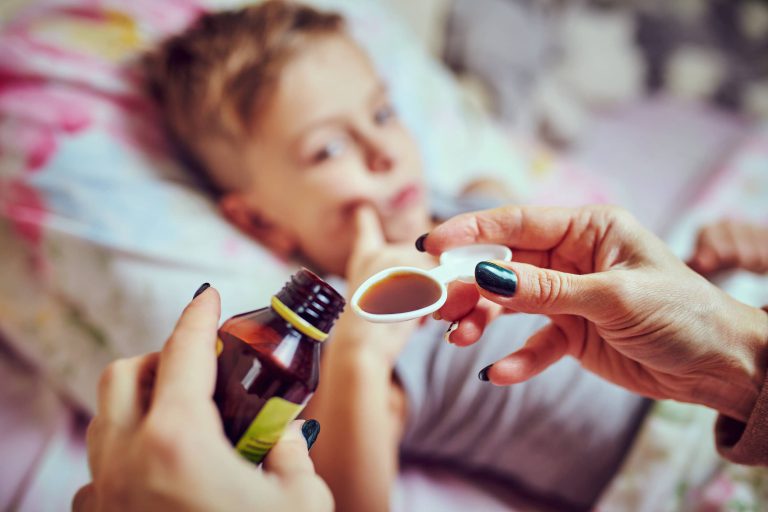 mama podaje dziecku syrop na kaszel
