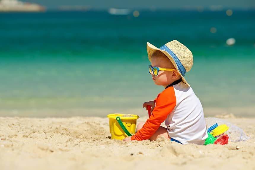 dziecko na plaży na słońcu